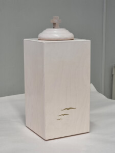 Vaalea_uurna_3_lintua_195e